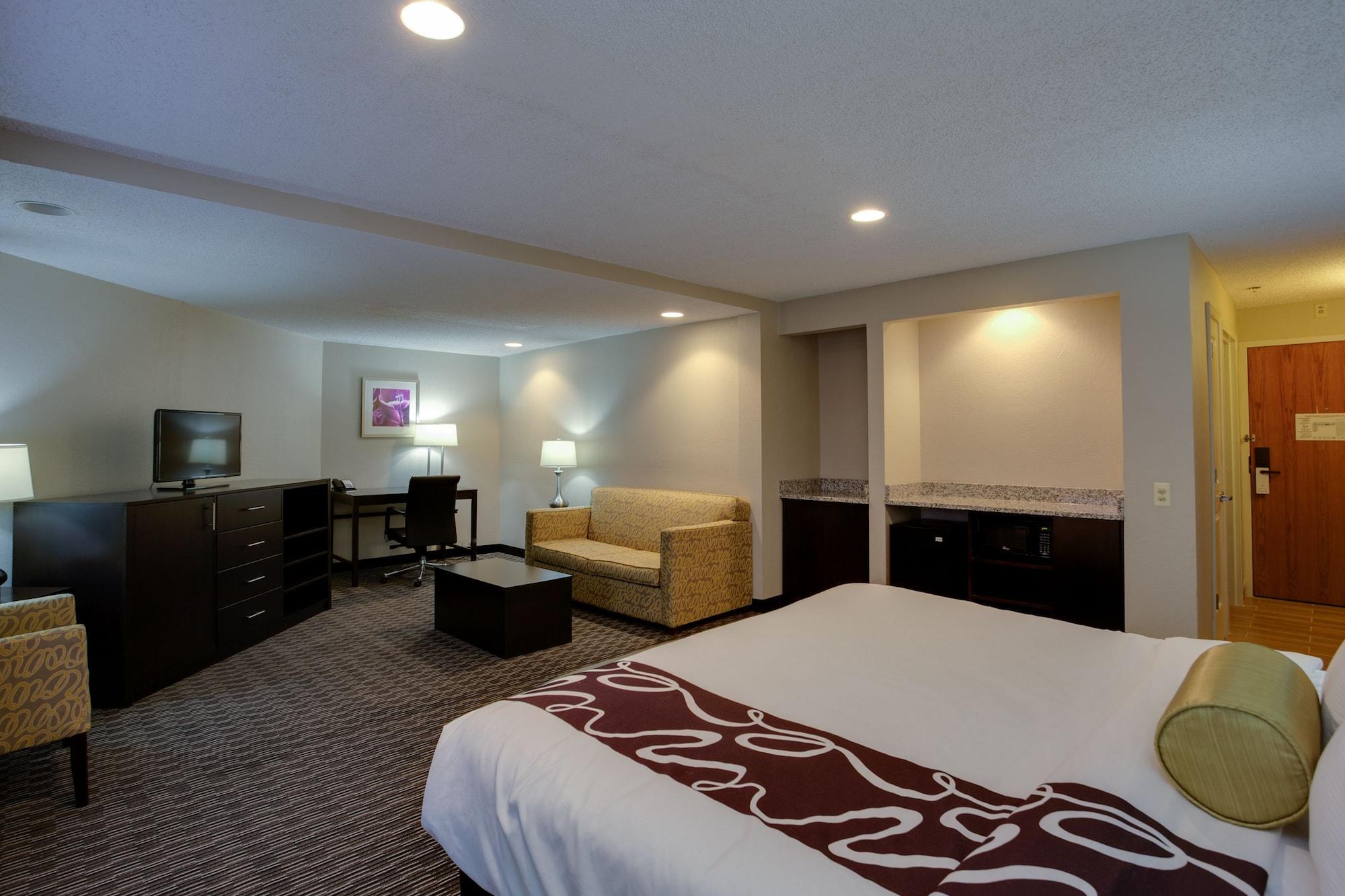 La Quinta Inn & Suites By Wyndham Detroit Metro Airport Romulus Exterior photo