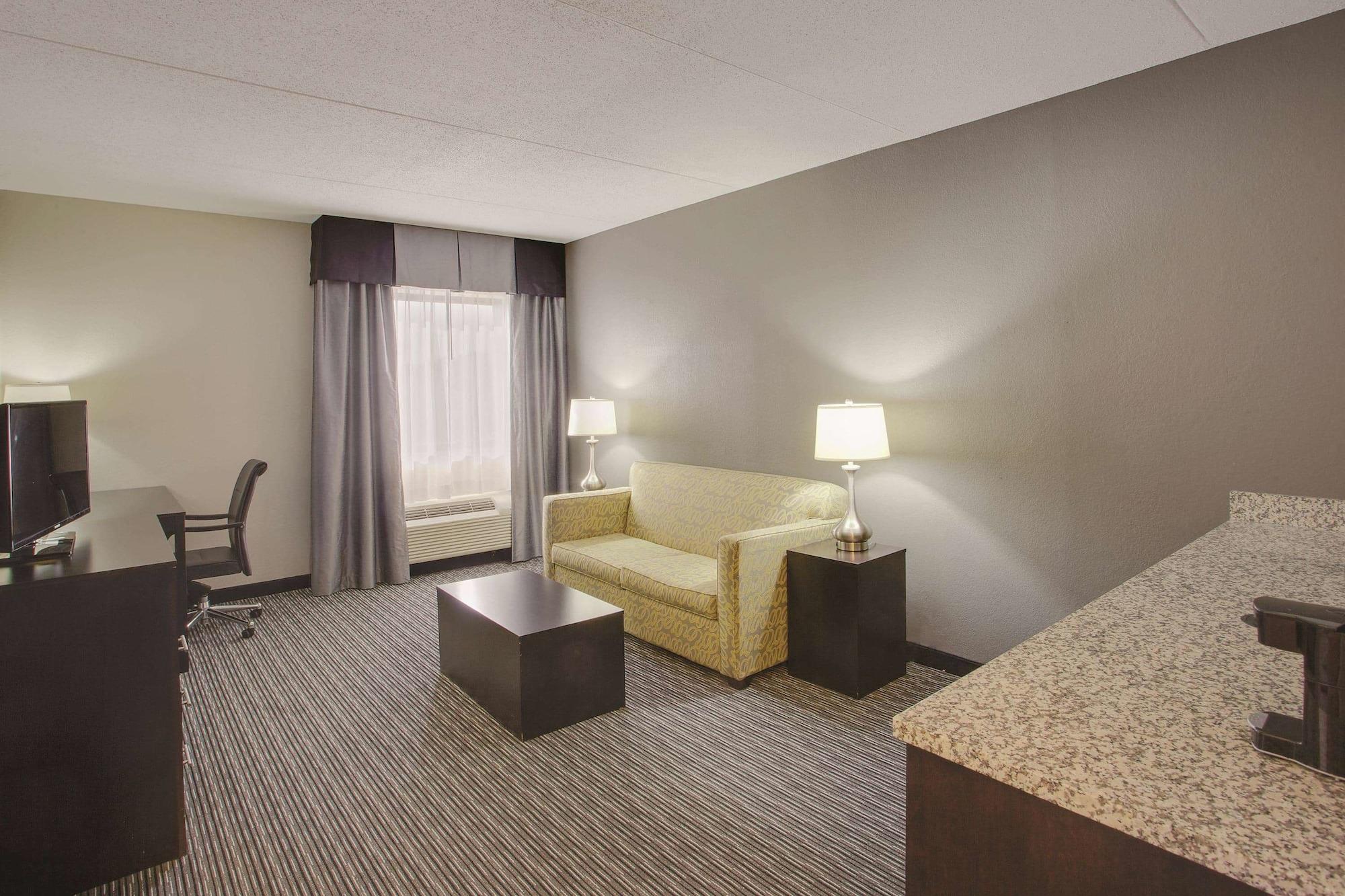 La Quinta Inn & Suites By Wyndham Detroit Metro Airport Romulus Exterior photo