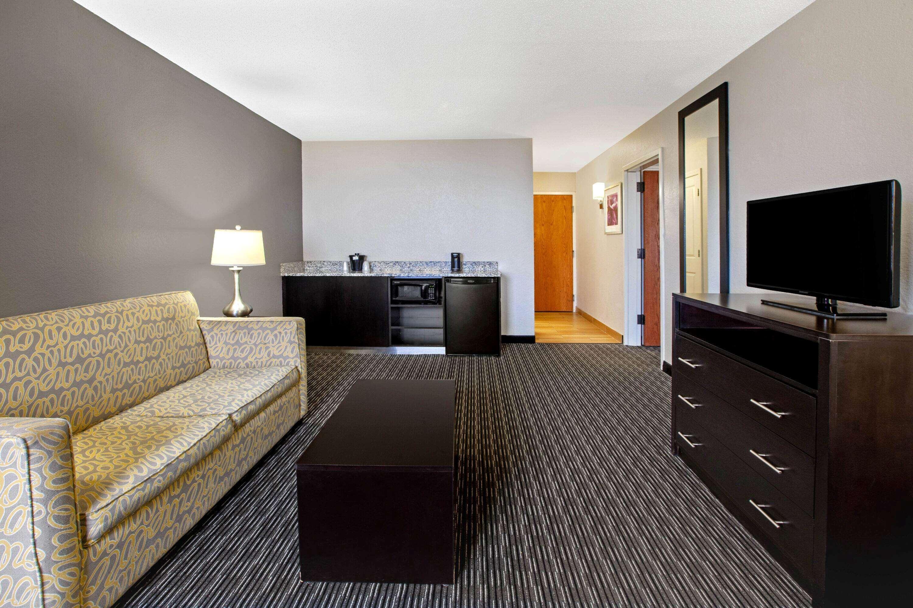 La Quinta Inn & Suites By Wyndham Detroit Metro Airport Romulus Exterior photo