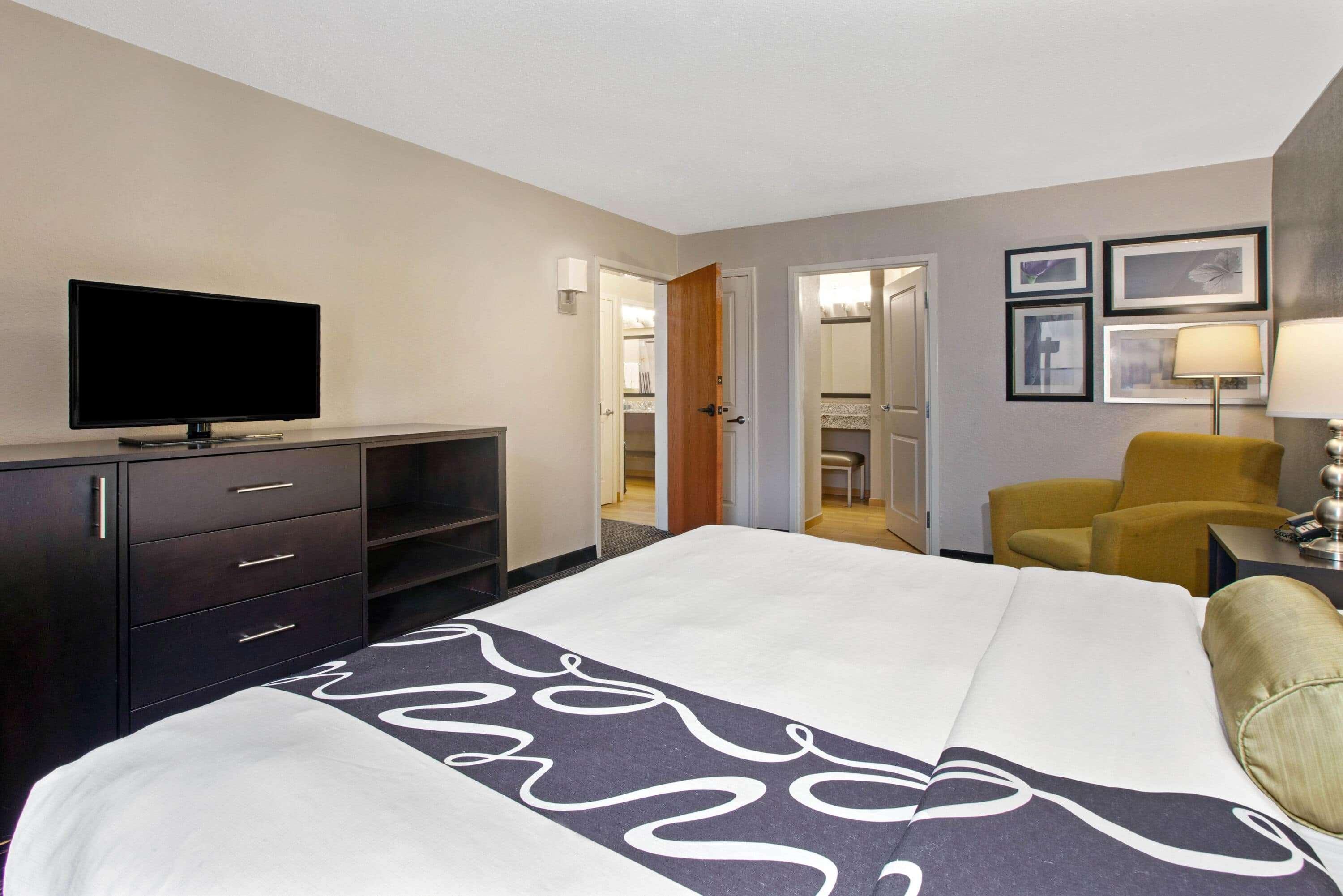 La Quinta Inn & Suites By Wyndham Detroit Metro Airport Romulus Exterior photo