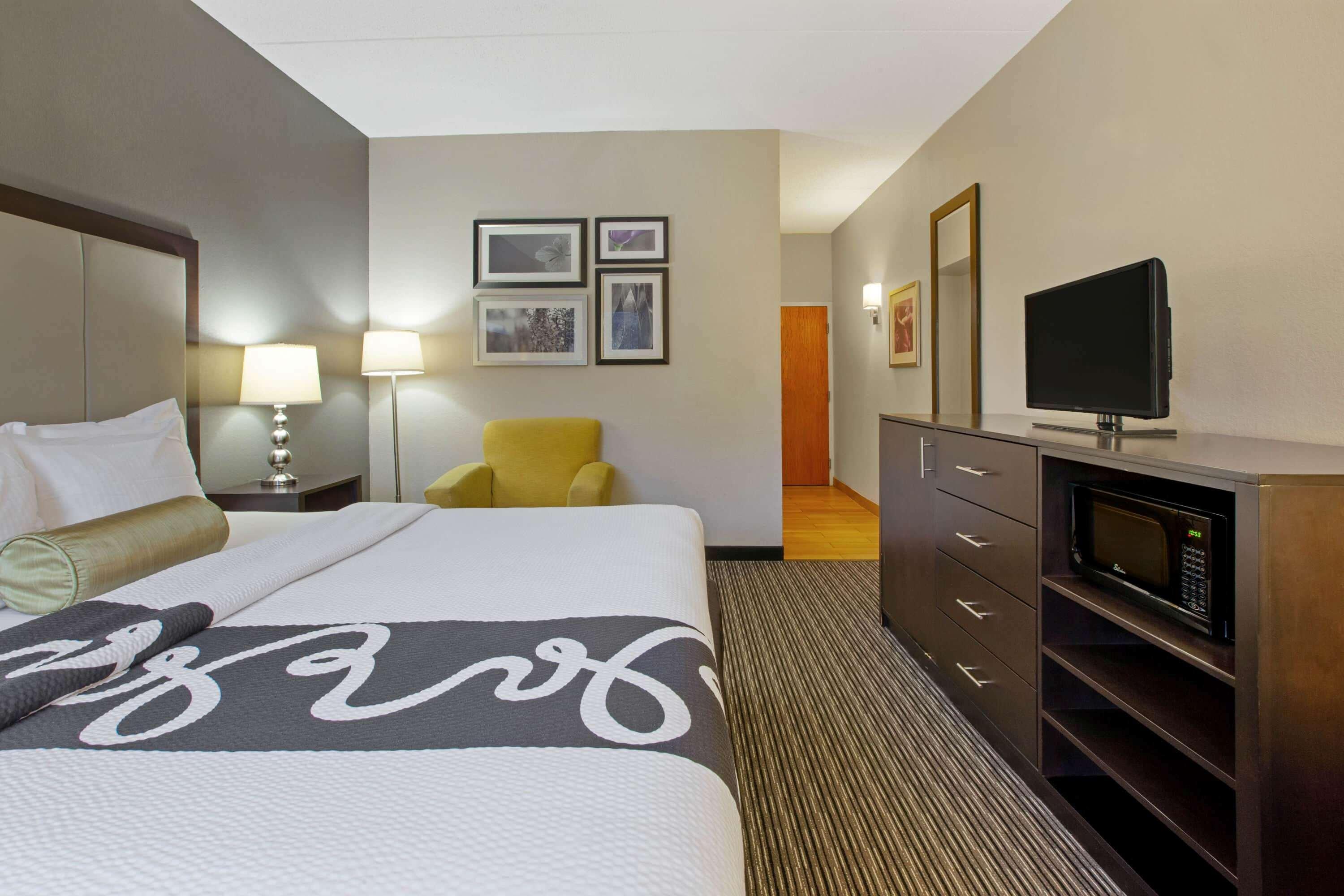 La Quinta Inn & Suites By Wyndham Detroit Metro Airport Romulus Exterior photo