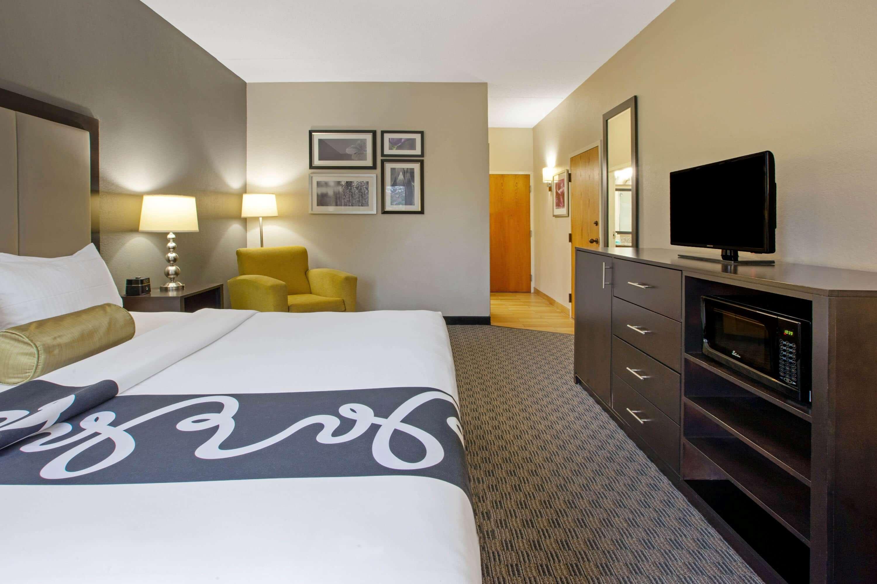 La Quinta Inn & Suites By Wyndham Detroit Metro Airport Romulus Exterior photo