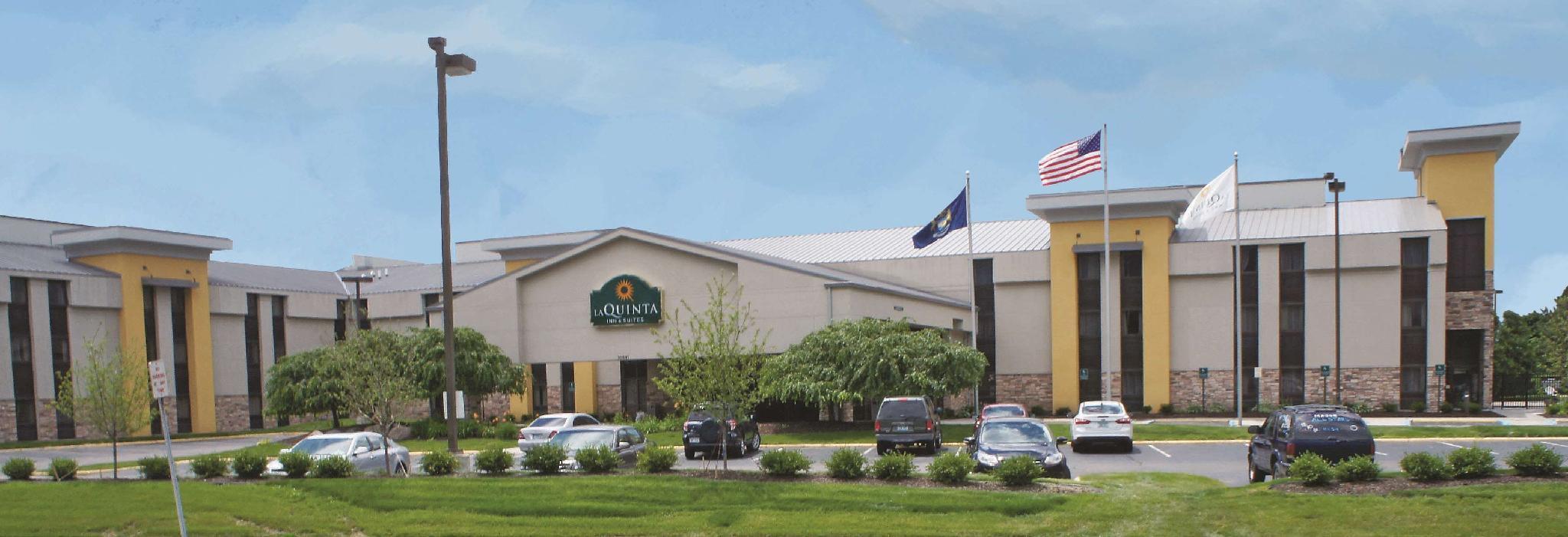 La Quinta Inn & Suites By Wyndham Detroit Metro Airport Romulus Exterior photo