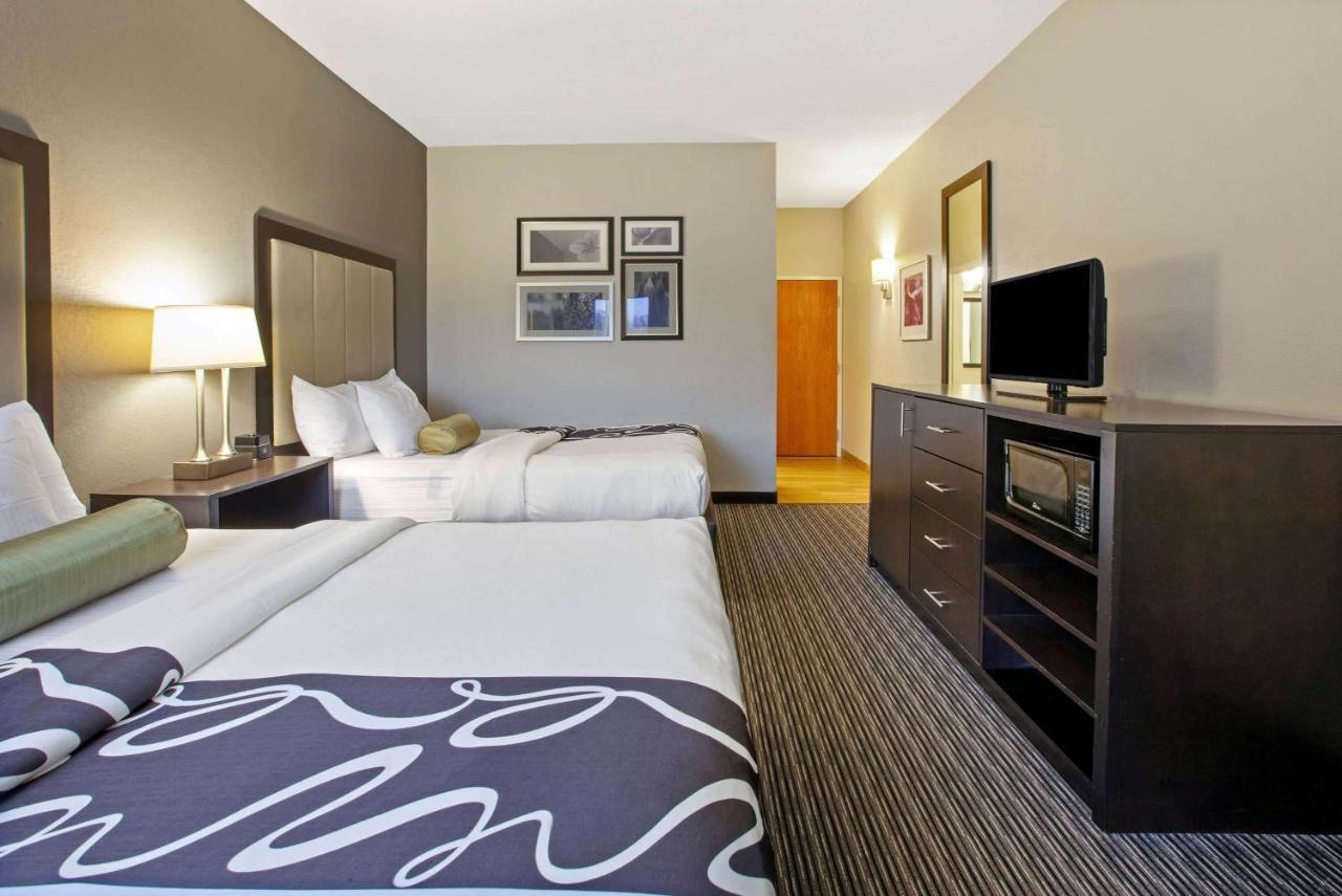 La Quinta Inn & Suites By Wyndham Detroit Metro Airport Romulus Exterior photo