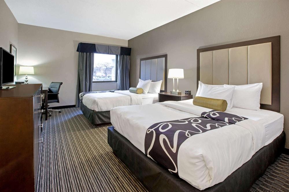 La Quinta Inn & Suites By Wyndham Detroit Metro Airport Romulus Exterior photo