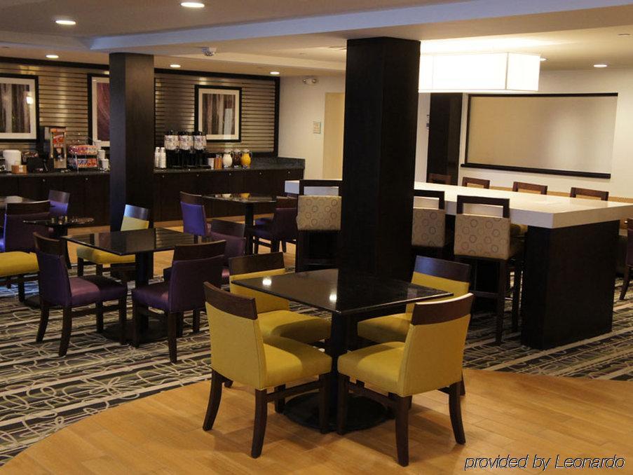 La Quinta Inn & Suites By Wyndham Detroit Metro Airport Romulus Exterior photo